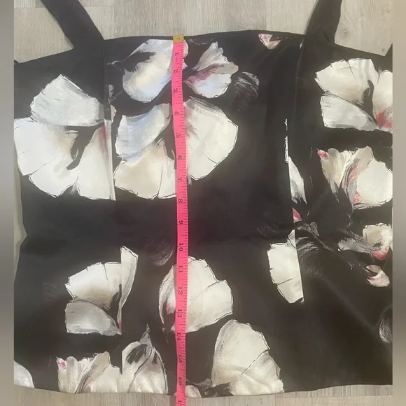 White House Black Market 100% silk floral halter top. See pics for measurements - Picture 6 of 14